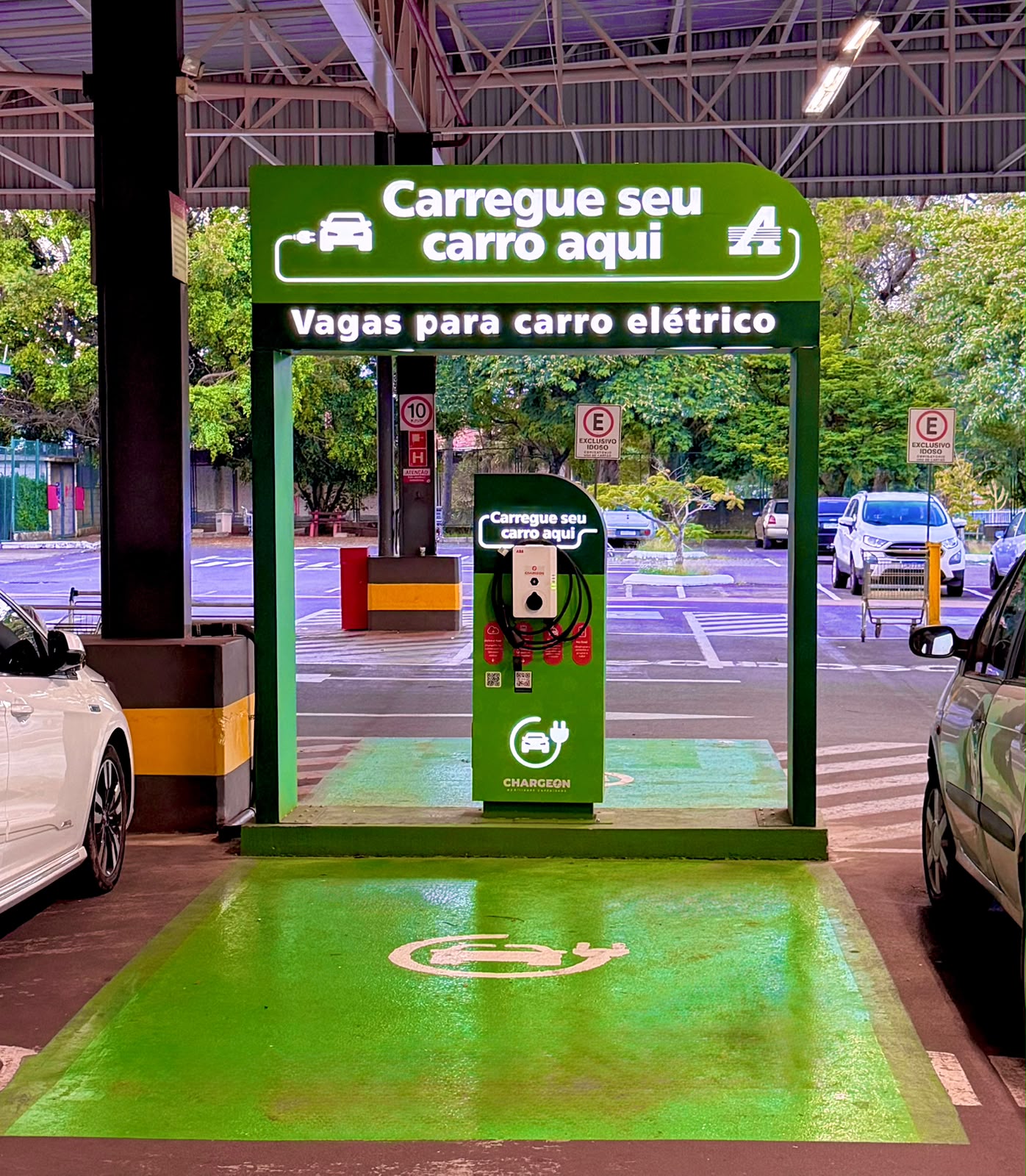 Vaga sinalizada para carro elétrico com carregador